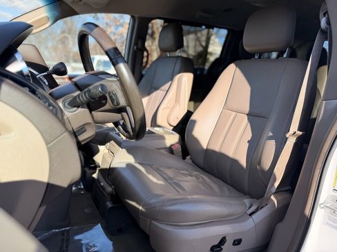 Used 2015 Chrysler Town & Country Touring image 11