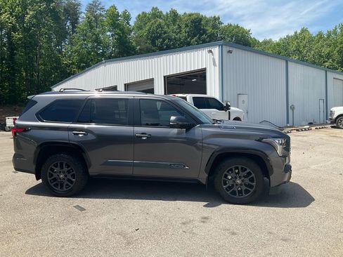 Used 2025 Toyota Sequoia Platinum AWD/4WD image 4
