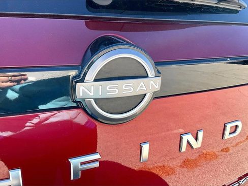 Used 2024 Nissan Pathfinder SV image 11