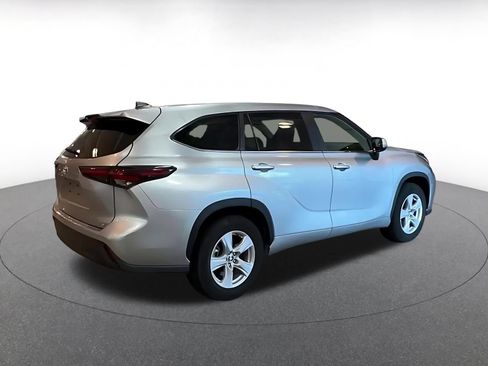 Used 2025 Toyota Highlander LE FWD image 11