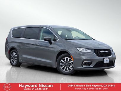 Used 2023 Chrysler Pacifica Touring-L
