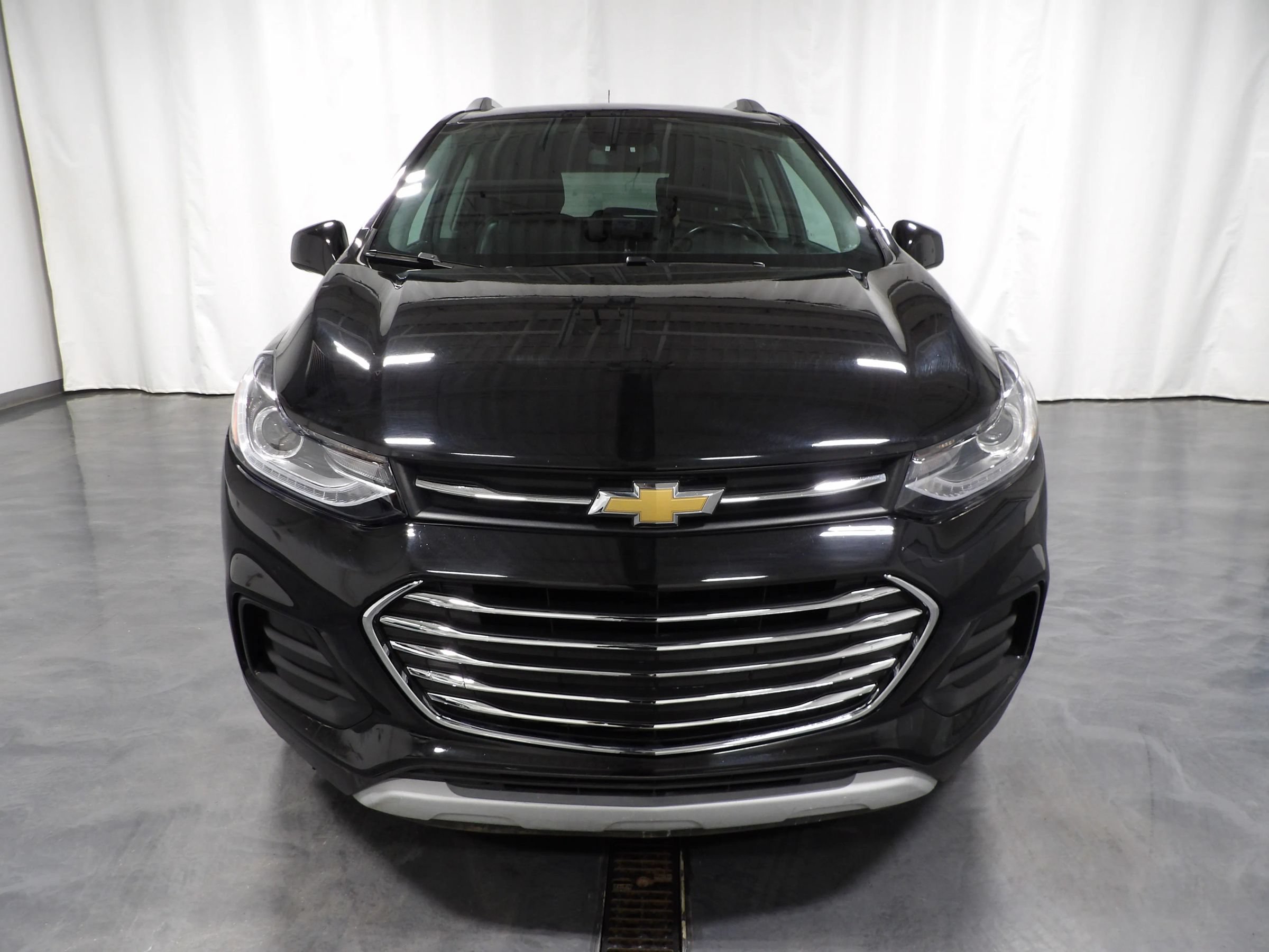 Used 2021 Chevrolet Trax LT w/ Premium Seat Package AWD/4WD image 2