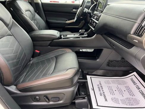 Used 2024 Nissan Pathfinder Platinum image 12