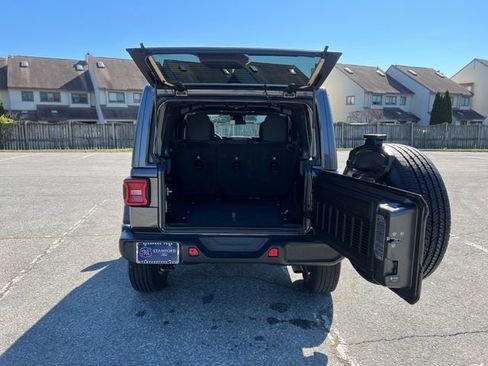 Used 2025 Jeep Wrangler Unlimited Sahara AWD/4WD image 29