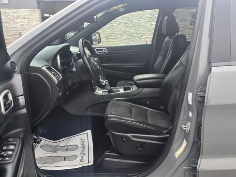 Used 2019 Jeep Grand Cherokee Altitude AWD/4WD image 13