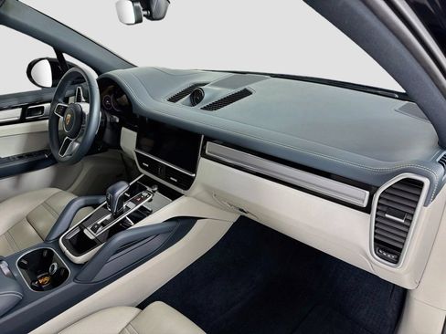 Certified 2023 Porsche Cayenne AWD/4WD image 31