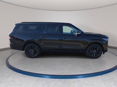 New 2026 Lincoln Navigator L Reserve w/ Jet Appearance Package AWD/4WD image 4