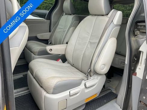 Used 2011 Toyota Sienna Limited w/ Premium Pkg FWD image 5