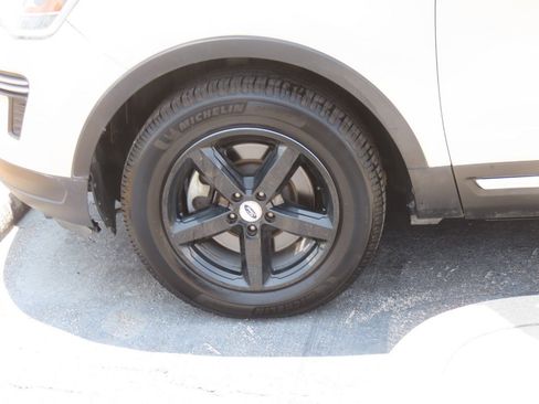 Used 2018 Ford Explorer XLT FWD image 6