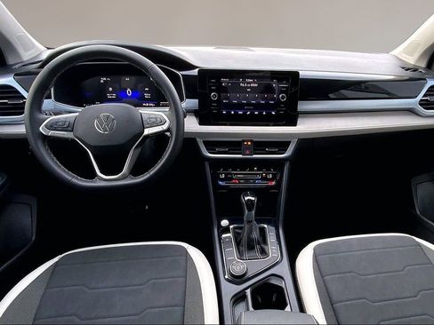 Certified 2025 Volkswagen Taos SE image 16