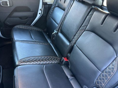 Used 2022 Jeep Wrangler Unlimited Sahara image 12