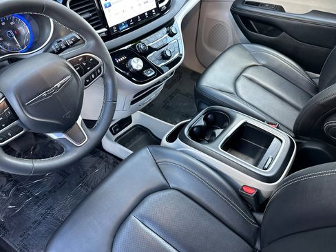 Used 2024 Chrysler Pacifica Touring-L image 10