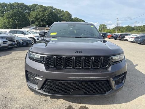 Used 2023 Jeep Grand Cherokee Altitude AWD/4WD image 3