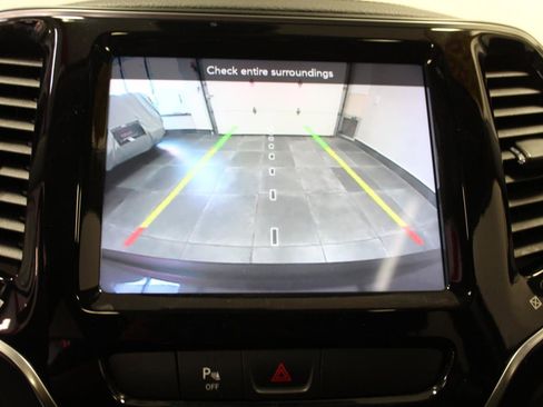 Used 2019 Jeep Cherokee Limited AWD/4WD image 16