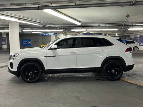 Used 2025 Volkswagen Atlas Cross Sport SE w/ Black Wheel Package image 33