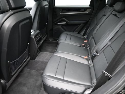 Certified 2025 Porsche Cayenne AWD/4WD image 7