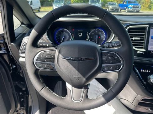 New 2026 Chrysler Pacifica Select image 13