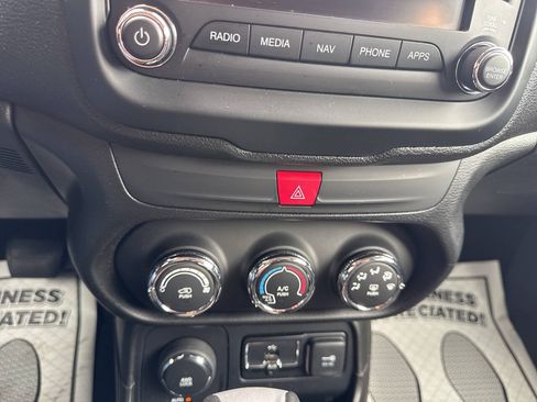 Used 2017 Jeep Renegade Latitude AWD/4WD image 28
