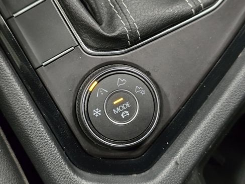 Used 2025 Volkswagen Taos SE image 7