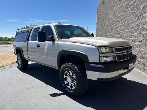 Used 2005 Chevrolet Silverado 2500 LS AWD/4WD image 3