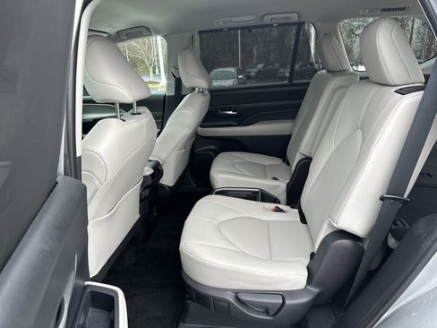 Certified 2025 Toyota Grand Highlander FWD image 30