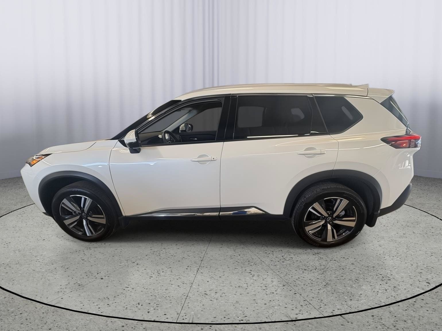 Used 2023 Nissan Rogue SL AWD/4WD image 2