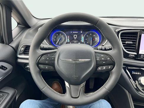 Used 2025 Chrysler Pacifica Limited FWD image 26