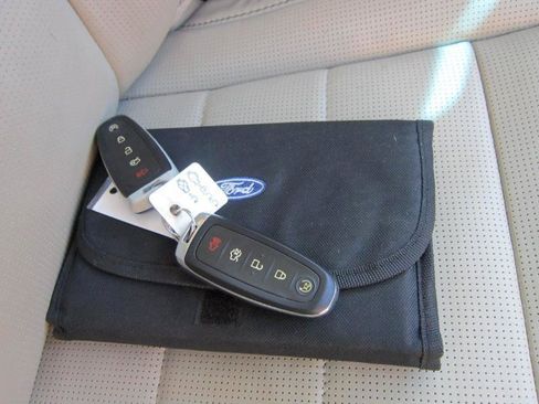 Used 2013 Ford Taurus Limited AWD/4WD image 27