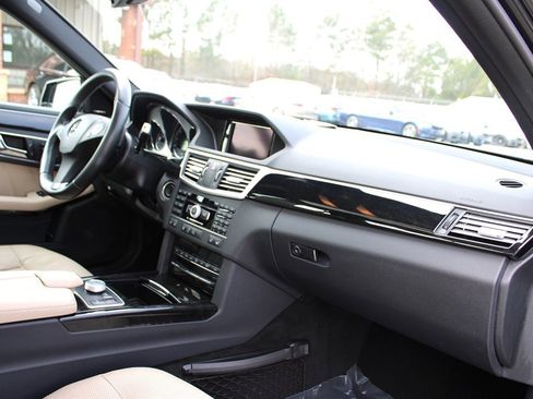 Used 2011 Mercedes-Benz E 550 4MATIC Sedan image 17