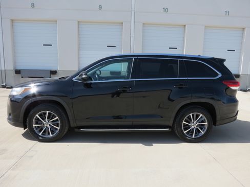 Used 2019 Toyota Highlander XLE FWD image 4