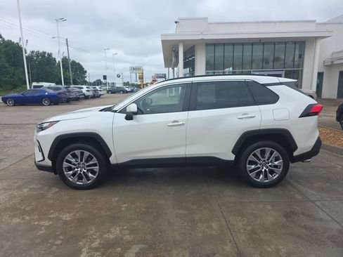 Used 2022 Toyota RAV4 XLE Premium AWD/4WD image 2