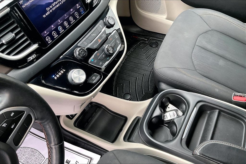 Used 2019 Chrysler Pacifica Touring Plus w/ Cold Weather Group FWD image 16