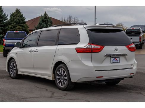 Used 2018 Toyota Sienna Limited w/ Carpet Mat Package image 4
