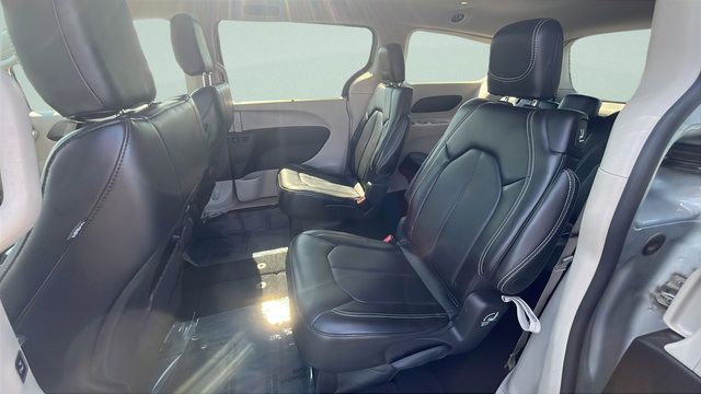 Used 2024 Chrysler Pacifica Touring-L FWD image 22