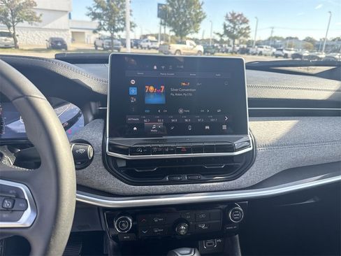 Used 2024 Jeep Compass Latitude image 21