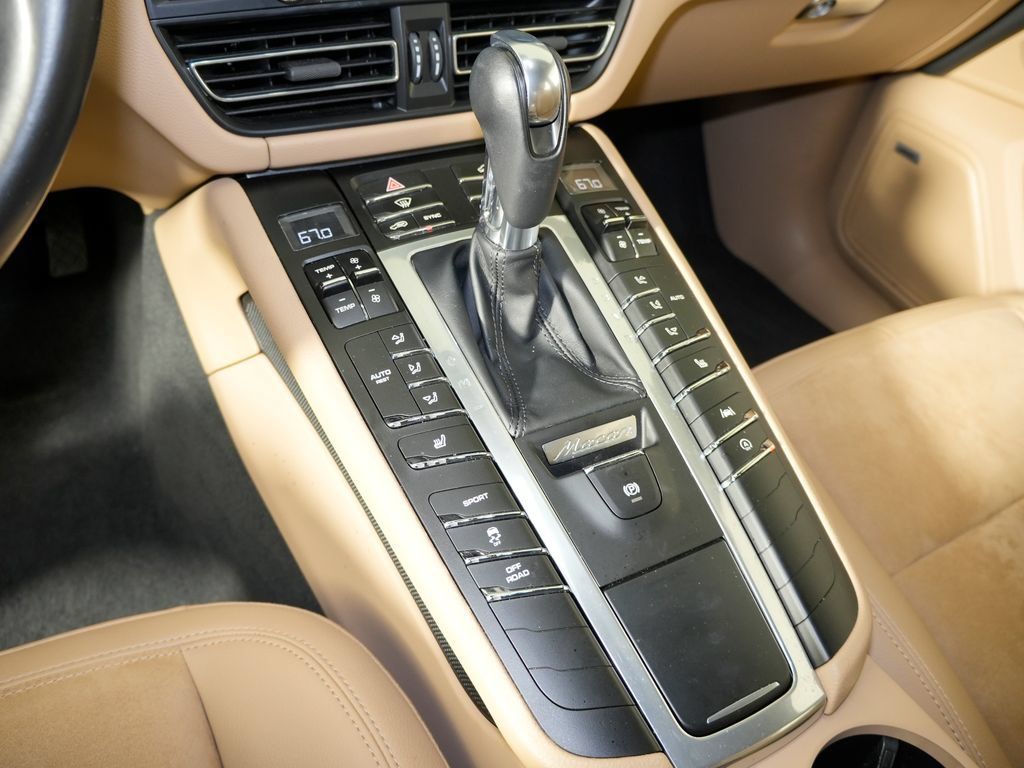 Certified 2021 Porsche Macan AWD/4WD image 34