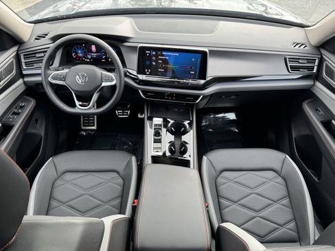 Used 2025 Volkswagen Atlas Peak Edition SE image 33