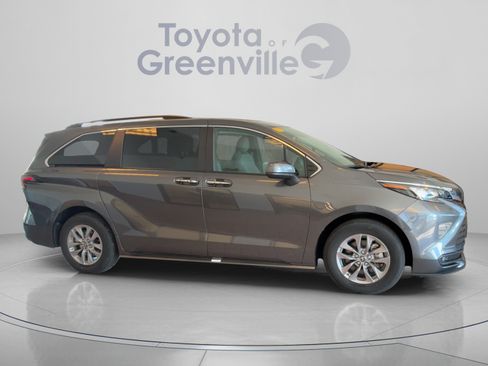 Certified 2025 Toyota Sienna XLE FWD image 7