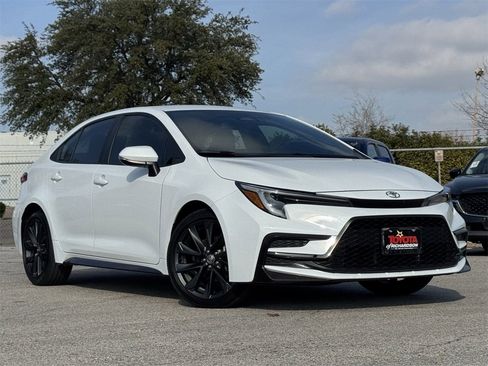 Used 2024 Toyota Corolla SE image 2