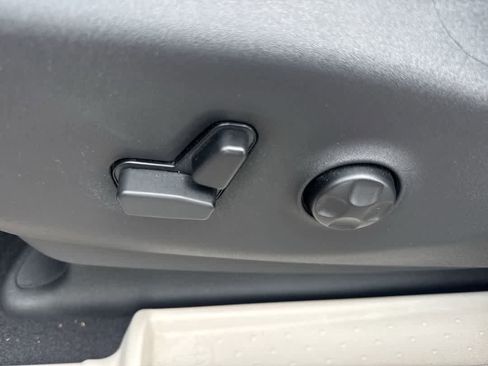 Used 2017 Chrysler Pacifica Touring-L image 12