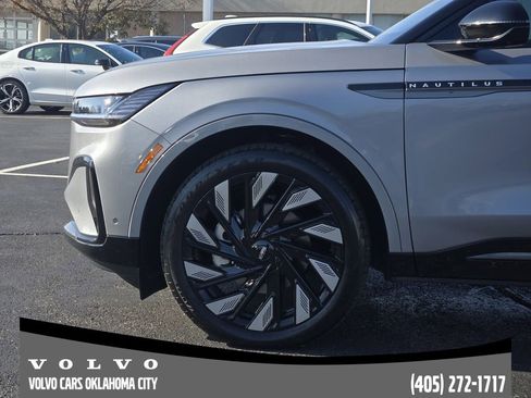 Used 2024 Lincoln Nautilus Reserve w/ Equipment Group 202A image 6