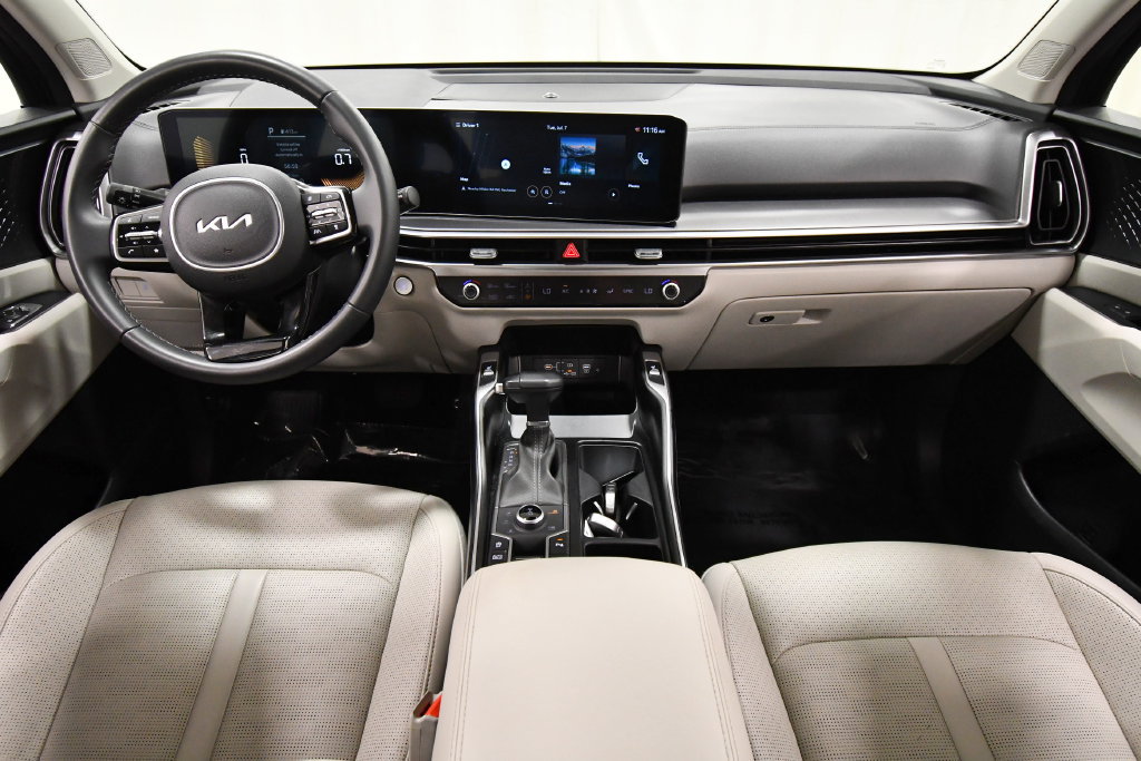Certified 2024 Kia Sorento S w/ Panoramic Sunroof Package AWD/4WD image 3