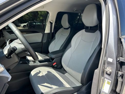Certified 2025 Volkswagen Tiguan SE FWD image 21
