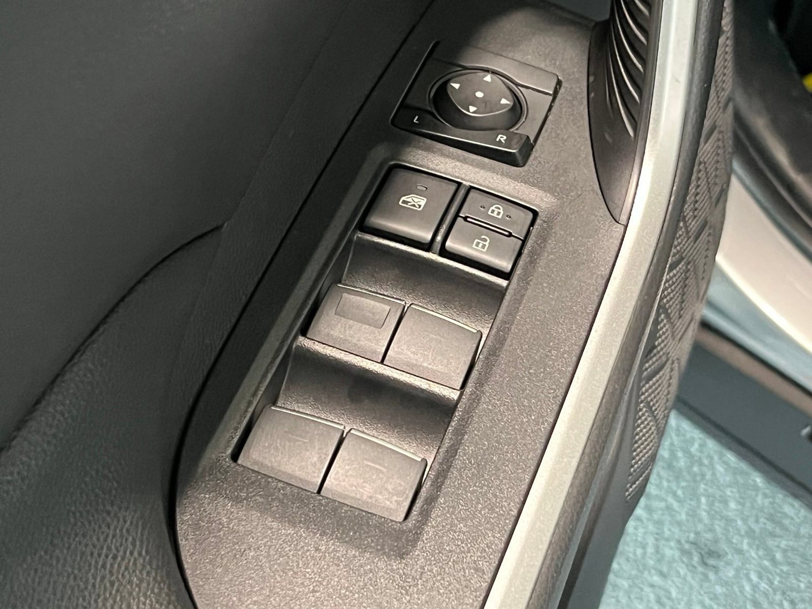 Used 2025 Toyota RAV4 XLE AWD/4WD image 30