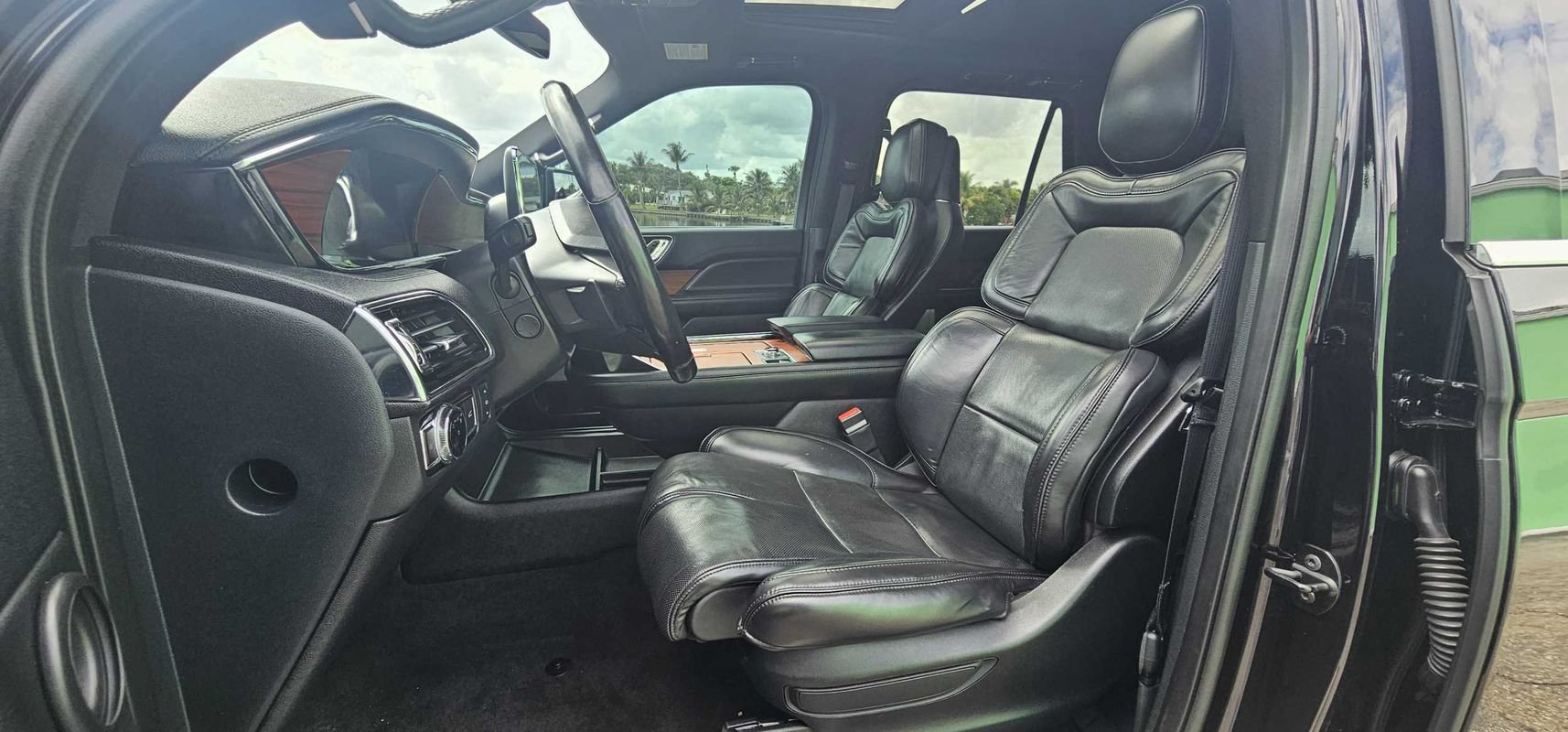 Used 2019 Lincoln Navigator Reserve AWD/4WD image 17