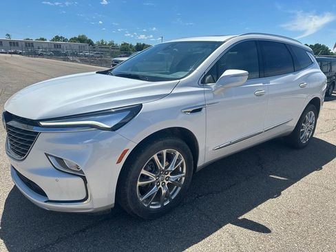 Used 2024 Buick Enclave Essence w/ Experience Buick Package AWD/4WD image 3