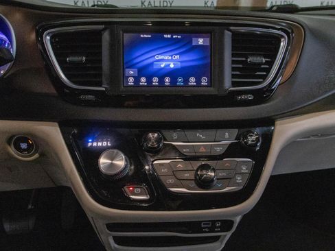 Used 2019 Chrysler Pacifica Touring-L image 4
