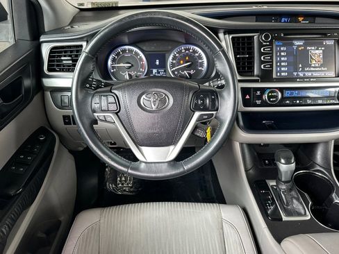 Used 2016 Toyota Highlander Plus w/ Preferred Accessory Package FWD image 17
