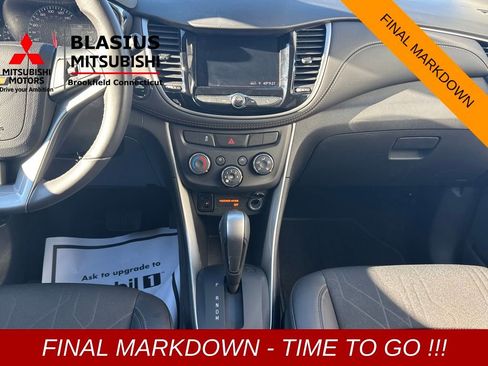 Used 2022 Chevrolet Trax LT w/ LT Convenience Package image 27