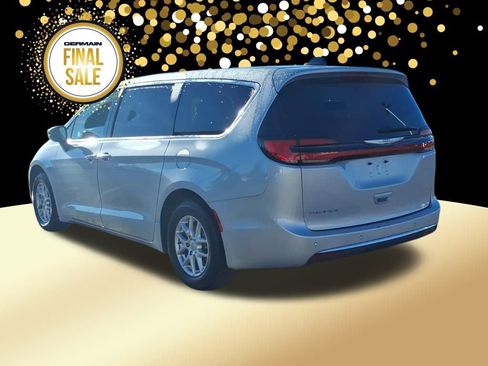 Used 2024 Chrysler Pacifica Touring-L image 7